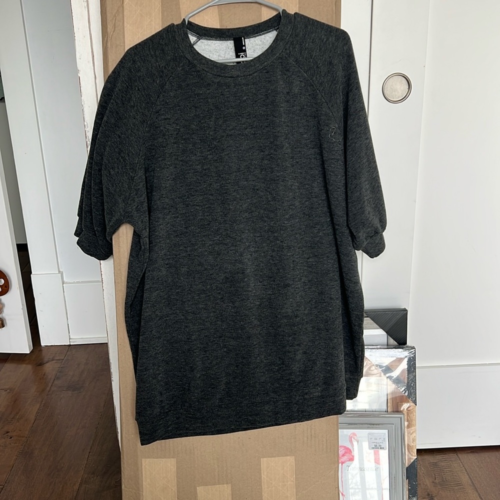 Oversized short sleeve sweatshirt.
